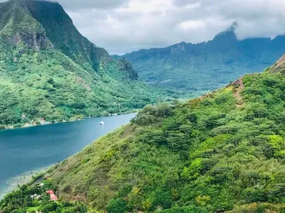 Safari Tropical Tours in Moorea -magic mountain
